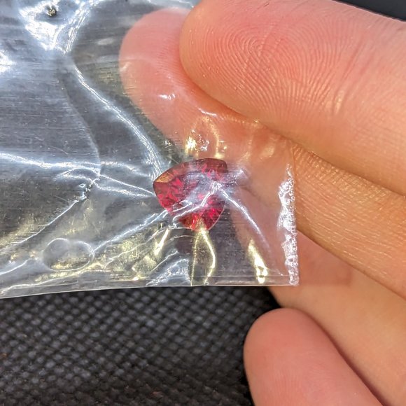 Trilliant cut ruby - Picture 3 of 3